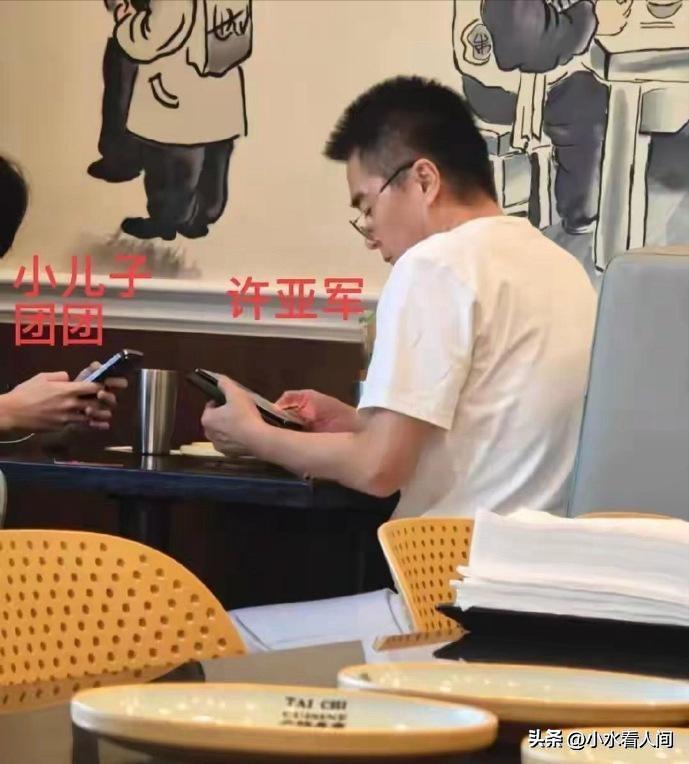 何晴去世30天,许亚军终于发声,连续两次“示爱”,才知他多体面