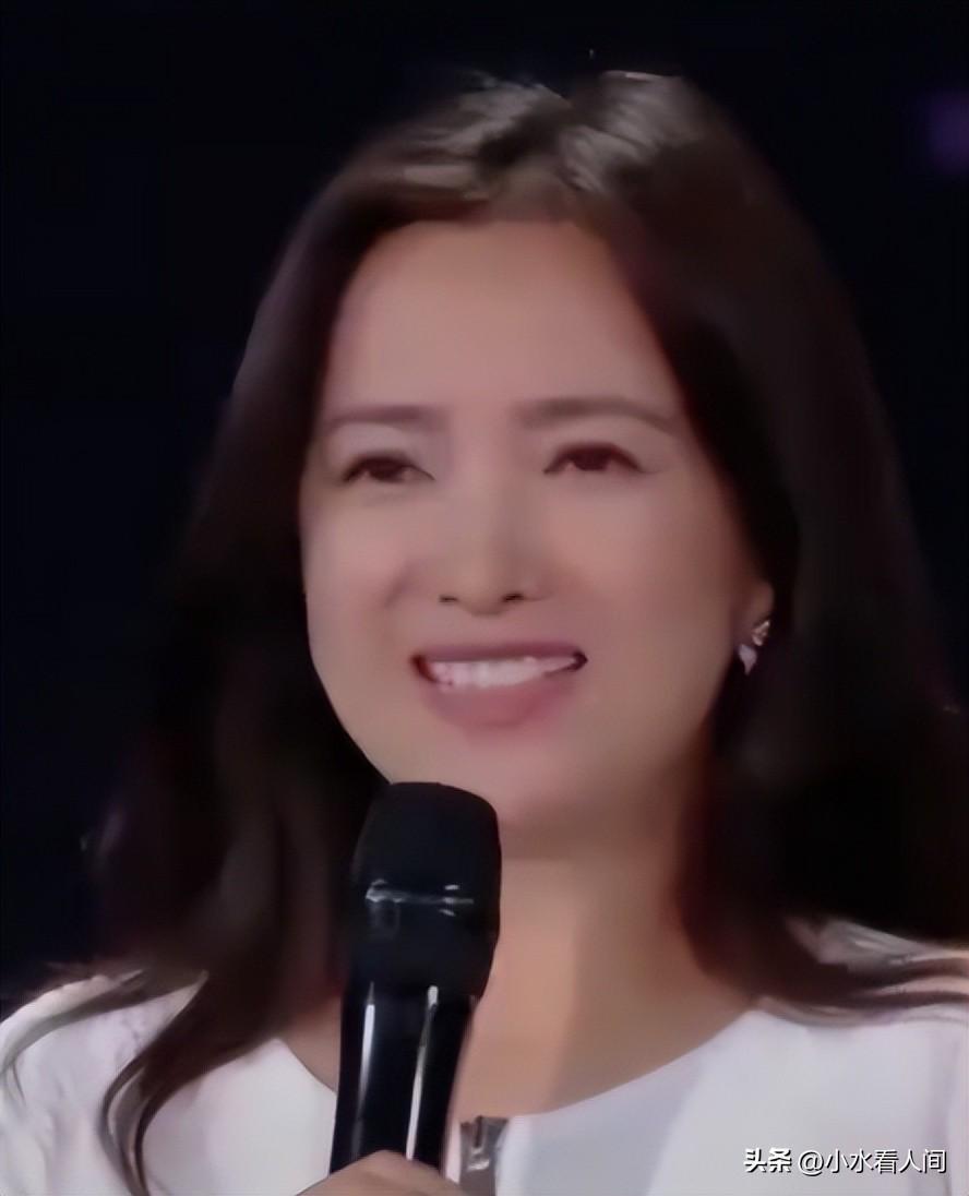 何晴去世30天,许亚军终于发声,连续两次“示爱”,才知他多体面